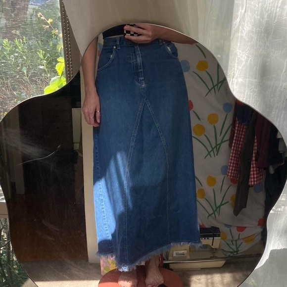 Vintage Y2K denim midi skirt with raw hem 🔥 - Picture 4 of 7